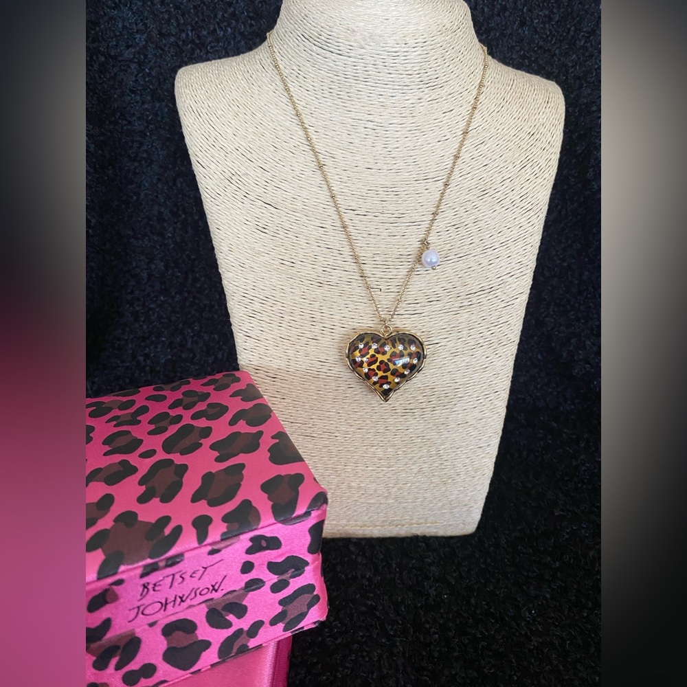BETSEY JOHNSON Wild Cat Rhinestone Heart Pearl Charm Safari Cheetah NECKLACE